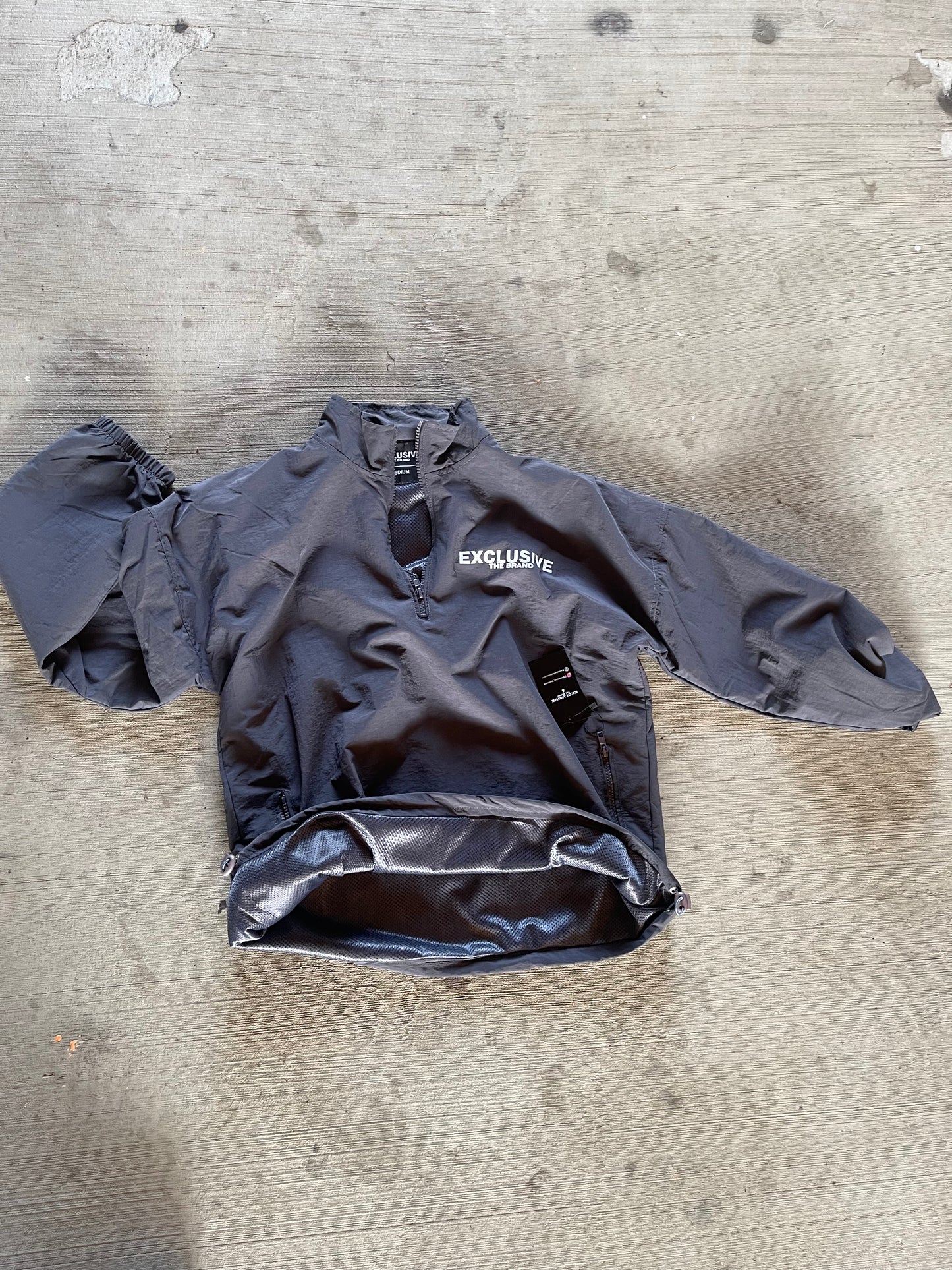 EXCLUSIVE 1/4 ZIP WINDBREAKER