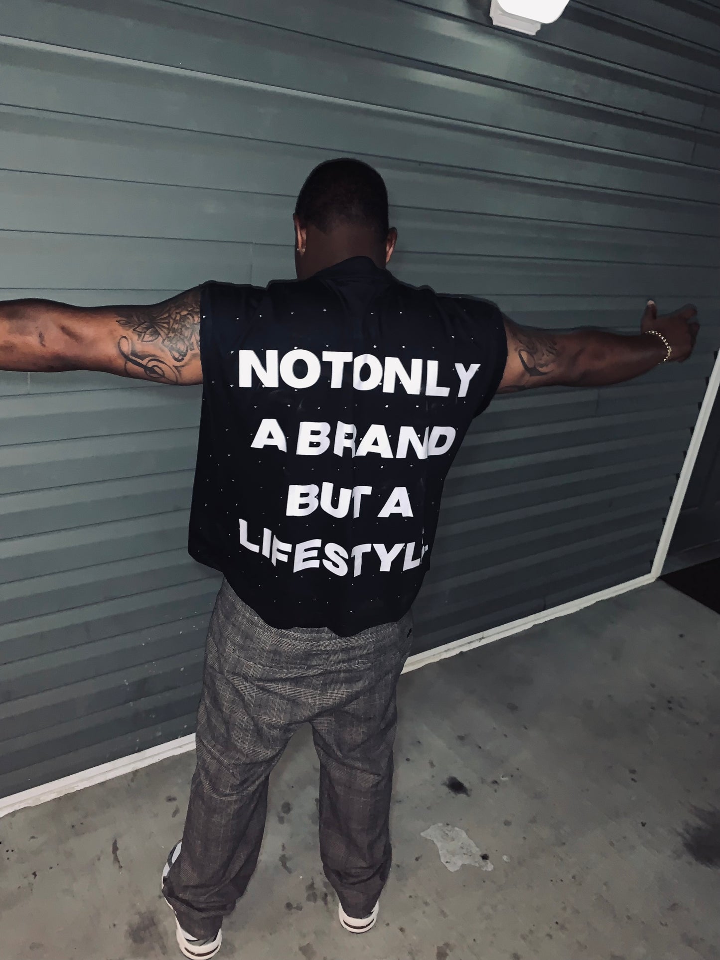 EXCLUSIVE STONE CUT OFF TEE